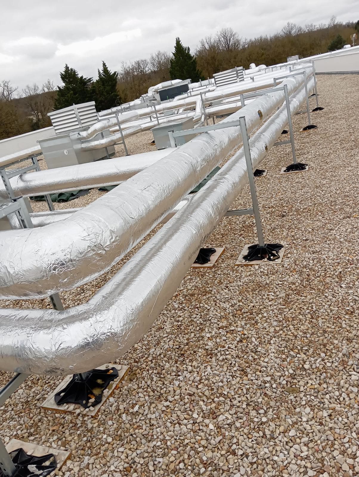 Réseaux aérauliques calorifugés en toiture-terrasse